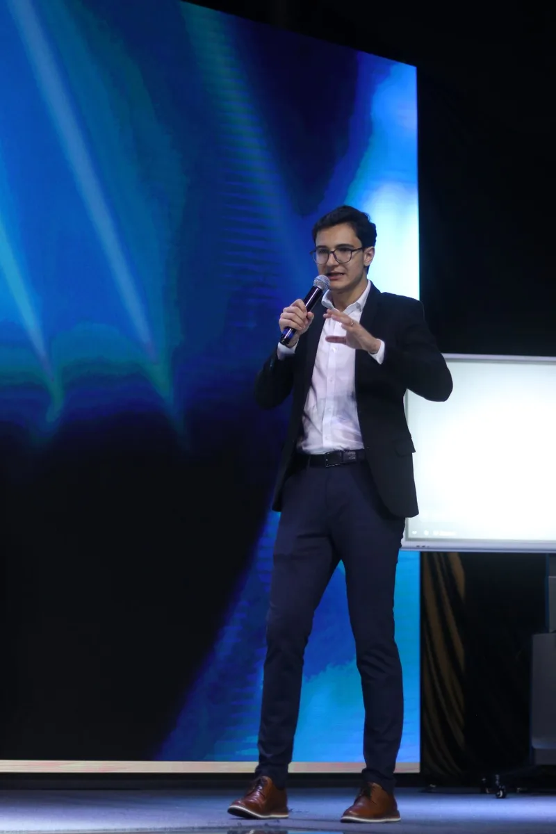 Heitor Santos no palco do Encontro de Negócios